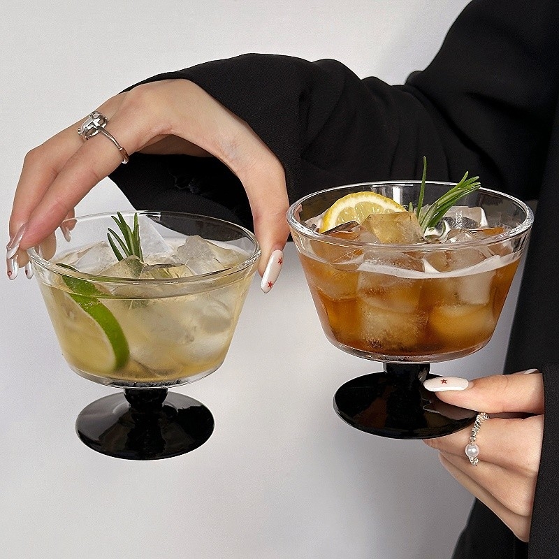 Pahar din sticlă cu bază transparentă neagră, design discret și elegant pentru deserturi, lichior, vin și băuturi reci