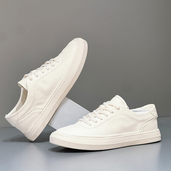 Adidași albi pentru bărbați din piele top-grain perforată, respirabili și ușori
