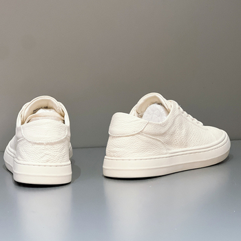 Adidași albi pentru bărbați din piele top-grain perforată, respirabili și ușori