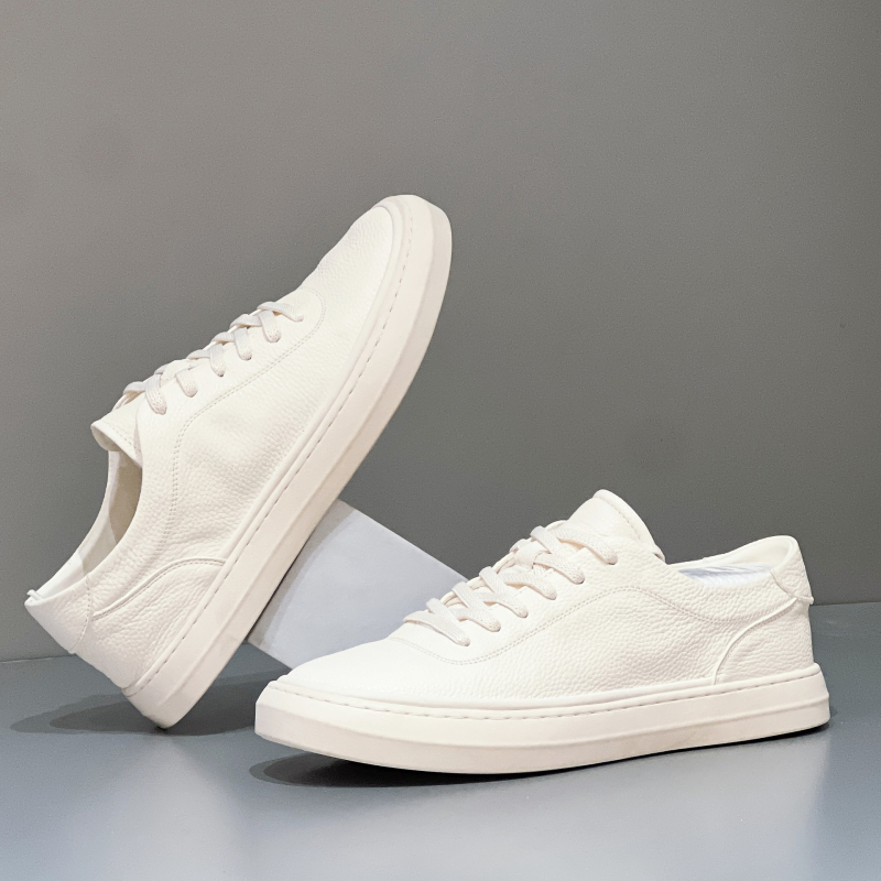 Adidași albi pentru bărbați din piele top-grain perforată, respirabili și ușori