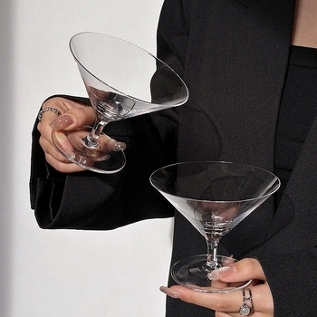 Pahar martini cu picior scurt, pahar de sticlă triunghiular, pahar pentru șampanie și cocktail, gură subțire, deschidere largă