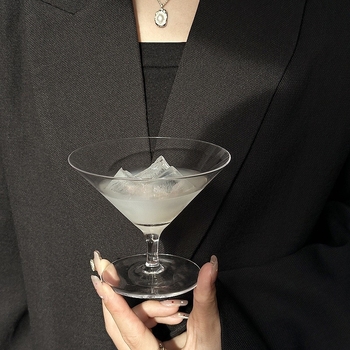 Pahar martini cu picior scurt, pahar de sticlă triunghiular, pahar pentru șampanie și cocktail, gură subțire, deschidere largă