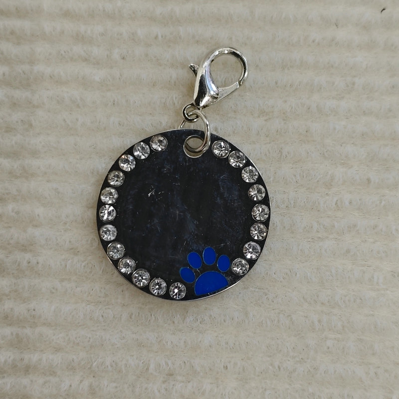 Etichetă pentru animale de companie scanabilă, rotundă cu amprenta de labă, împodobită cu pietre colorate, cu clips lobster pentru zgardă