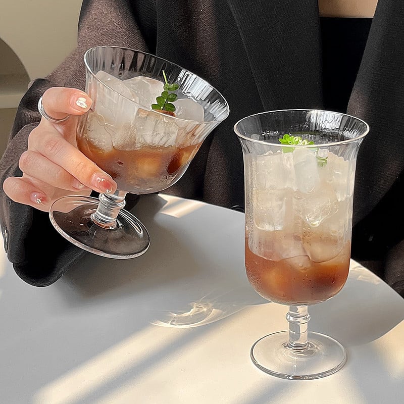 Pahar din cristal, cu formă de floare și margine evazată, picior scurt, potrivit pentru deserturi, vin, sucuri, ceai cu lapte și cocktailuri