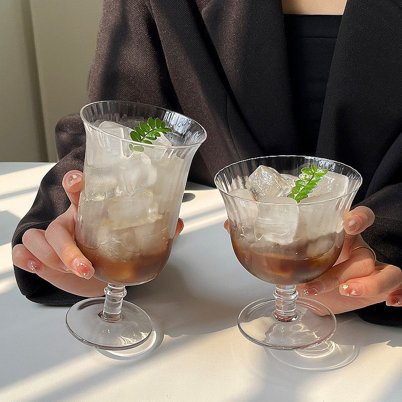 Pahar din cristal, cu formă de floare și margine evazată, picior scurt, potrivit pentru deserturi, vin, sucuri, ceai cu lapte și cocktailuri