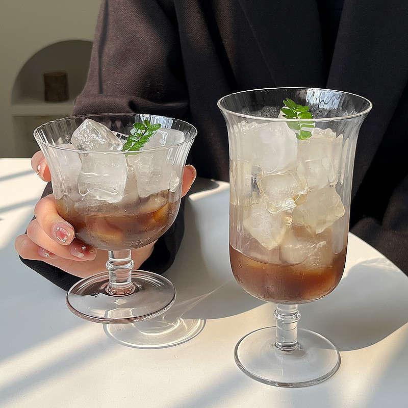 Pahar din cristal, cu formă de floare și margine evazată, picior scurt, potrivit pentru deserturi, vin, sucuri, ceai cu lapte și cocktailuri