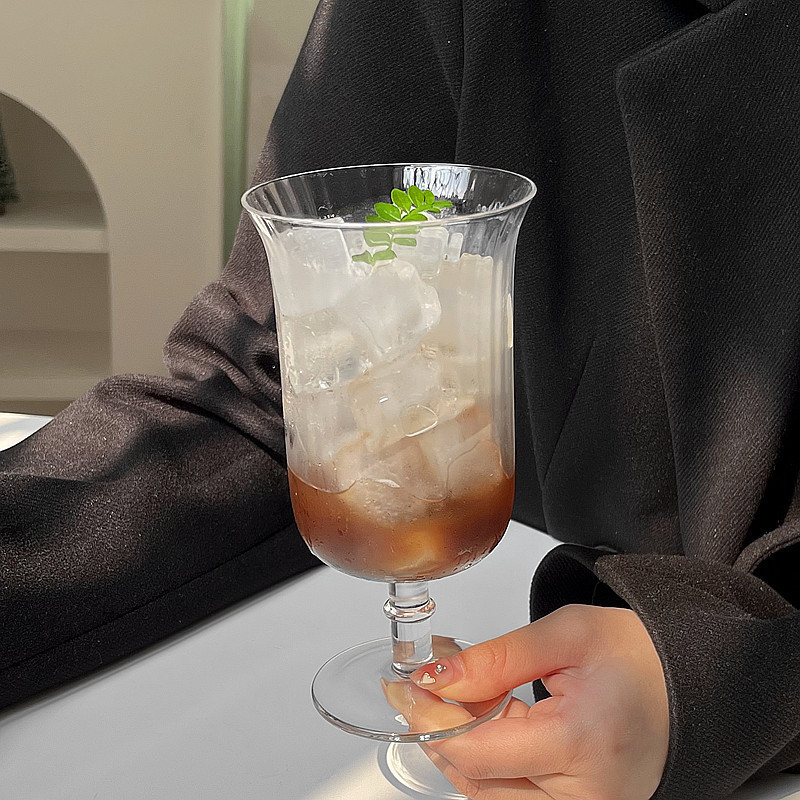 Pahar din cristal, cu formă de floare și margine evazată, picior scurt, potrivit pentru deserturi, vin, sucuri, ceai cu lapte și cocktailuri