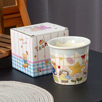 Cană ceramică cu ilustrație drăguță de desen animat: iepuraș și ursuleț, baloane și motive florale, pentru cafea de dimineață acasă.
