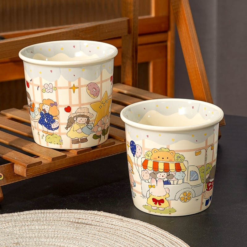 Cană ceramică cu ilustrație drăguță de desen animat: iepuraș și ursuleț, baloane și motive florale, pentru cafea de dimineață acasă.