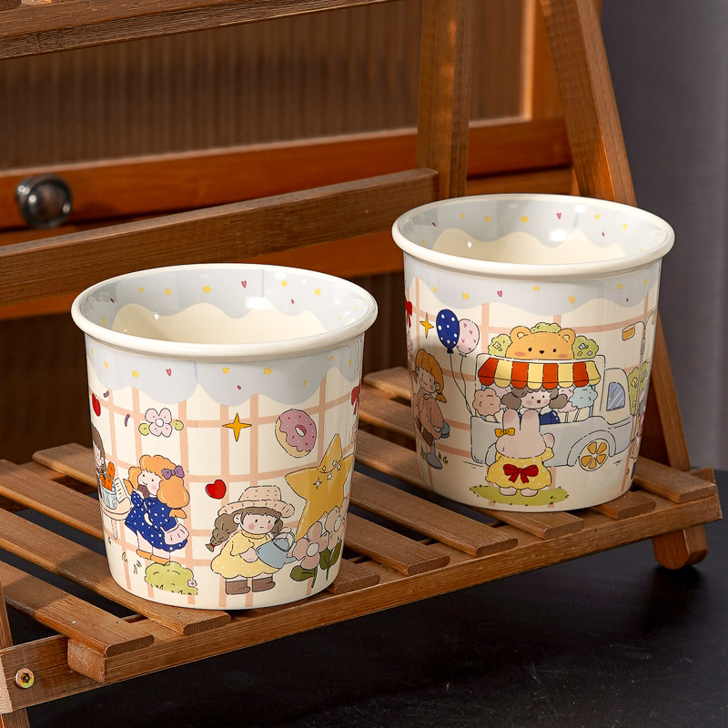 Cană ceramică cu ilustrație drăguță de desen animat: iepuraș și ursuleț, baloane și motive florale, pentru cafea de dimineață acasă.