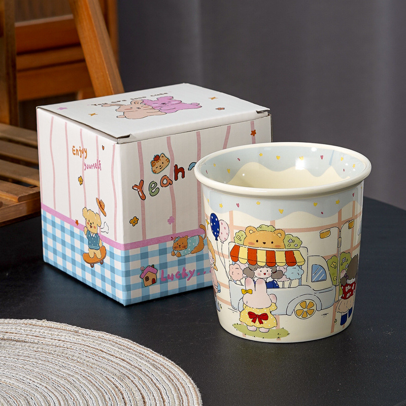 Cană ceramică cu ilustrație drăguță de desen animat: iepuraș și ursuleț, baloane și motive florale, pentru cafea de dimineață acasă.