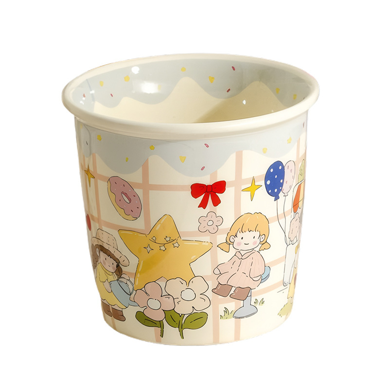 Cană ceramică cu ilustrație drăguță de desen animat: iepuraș și ursuleț, baloane și motive florale, pentru cafea de dimineață acasă.