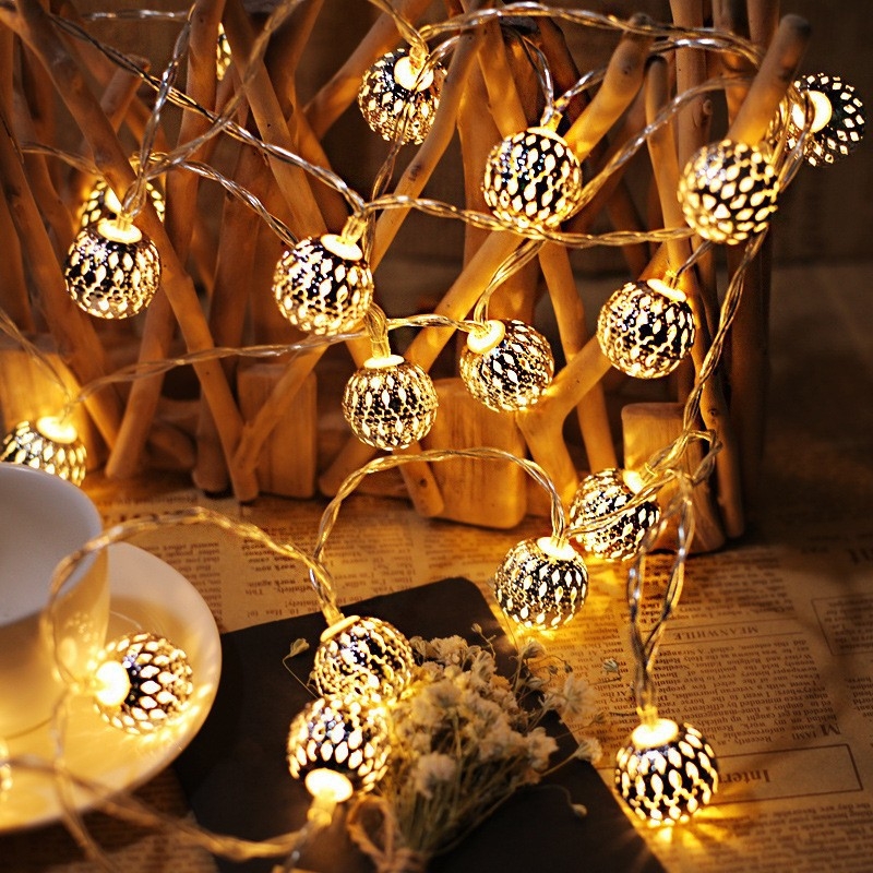 Lumini solare LED de Crăciun într-o minge marocană cu decupaje, artă metalică, decor pentru încăpere