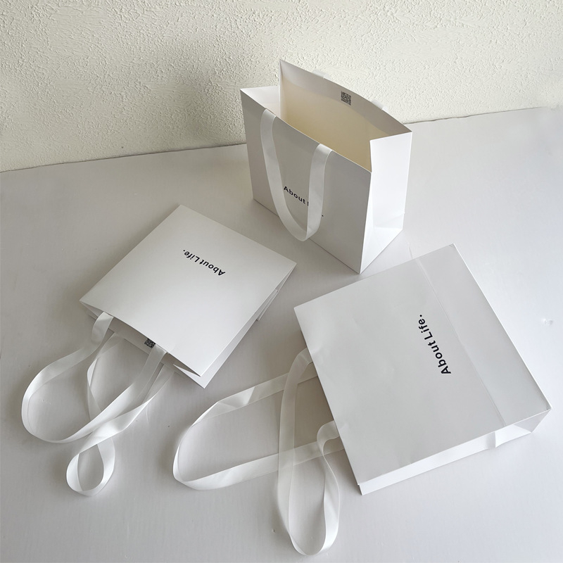 Geantă de cumpărături din carton alb cu mânere, pungă cadou minimalistă pentru magazine de îmbrăcăminte