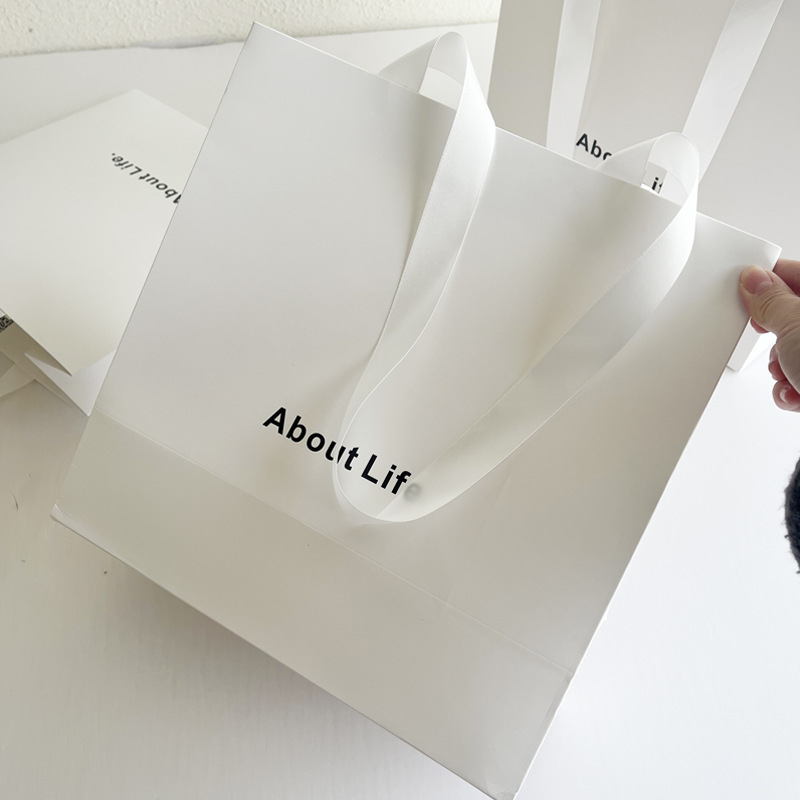 Geantă de cumpărături din carton alb cu mânere, pungă cadou minimalistă pentru magazine de îmbrăcăminte