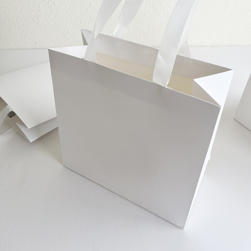 Geantă de cumpărături din carton alb cu mânere, pungă cadou minimalistă pentru magazine de îmbrăcăminte