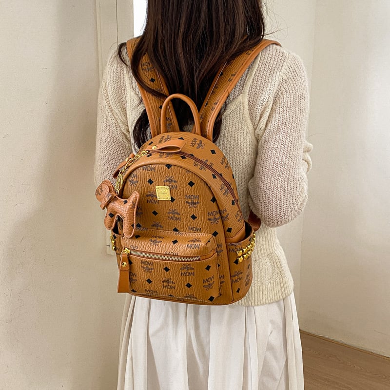 Rucsac nou cu nituri, M Brand, stil casual, design cu litere european-american, capacitate mare pentru călătorii și pentru școală