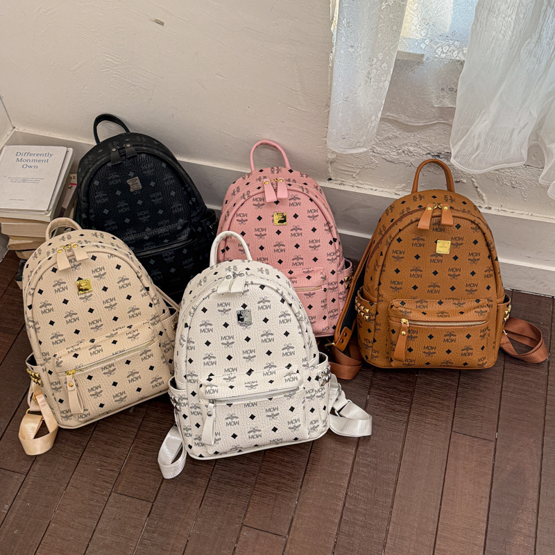 Rucsac nou cu nituri, M Brand, stil casual, design cu litere european-american, capacitate mare pentru călătorii și pentru școală