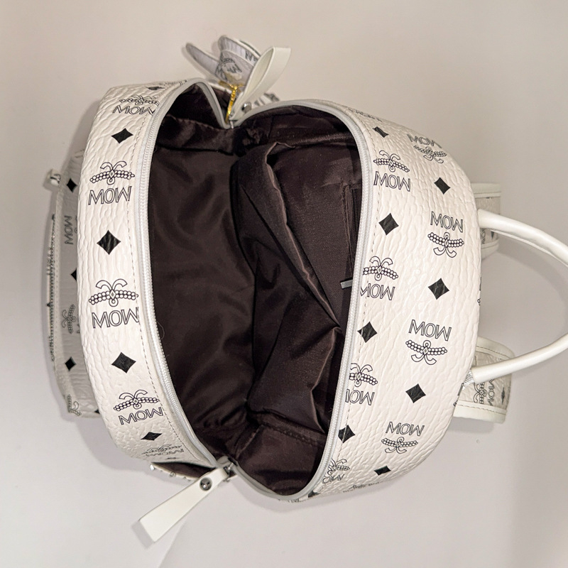 Rucsac nou cu nituri, M Brand, stil casual, design cu litere european-american, capacitate mare pentru călătorii și pentru școală