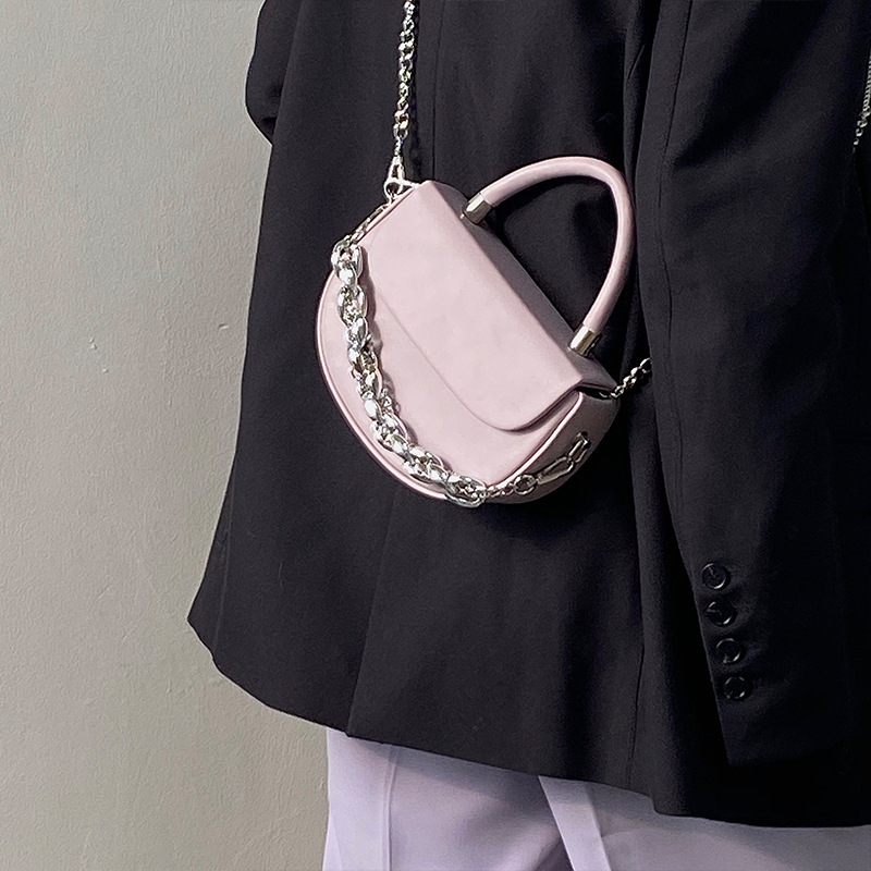 Geantă tip șa cu capac rabatabil, design de nișă, lanț din acrilic cromat, crossbody