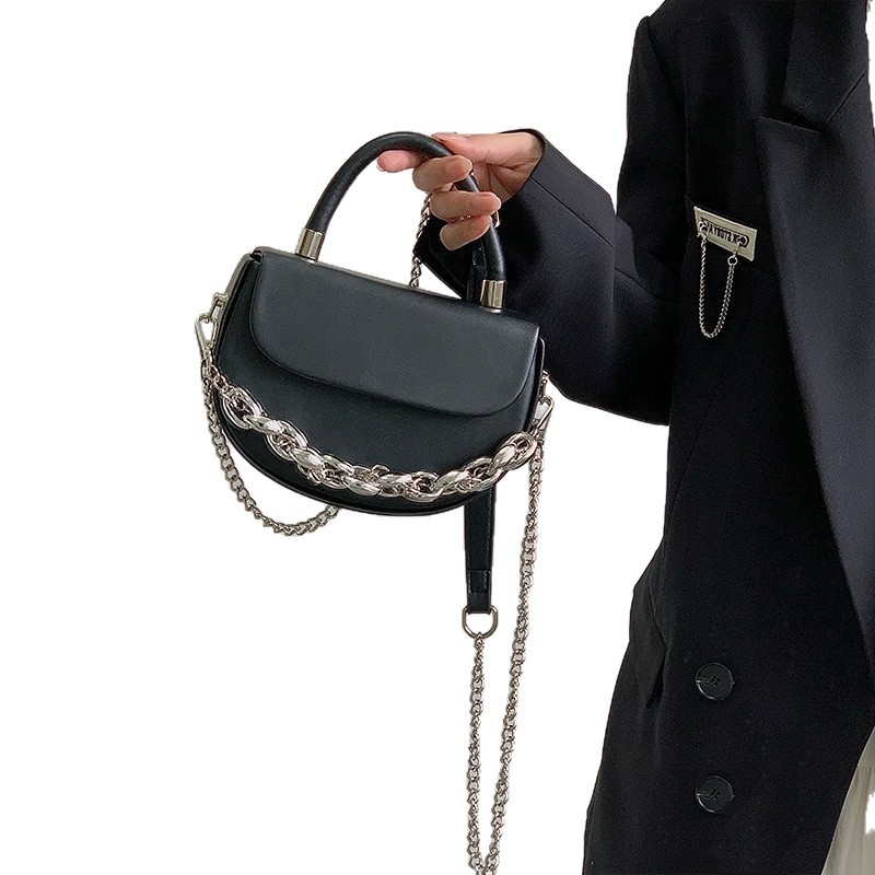 Geantă tip șa cu capac rabatabil, design de nișă, lanț din acrilic cromat, crossbody