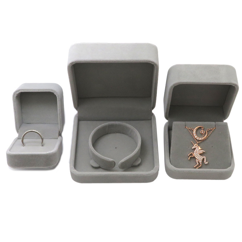 Cutie pentru pandantiv și bijuterii — set cutii din velur pentru colier, cutie pentru cercei, dimensiuni 5×4,5×4 cm