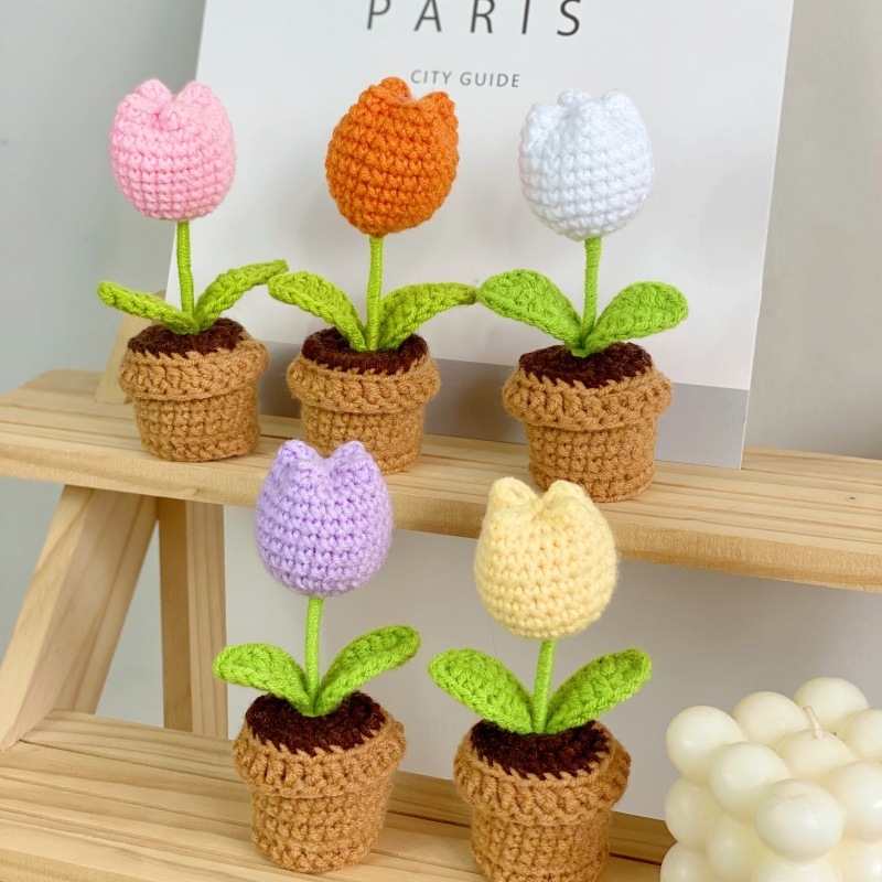 Plantă mică în ghiveci cu flori croșelate artificiale, ornament decorativ cadou drăguț