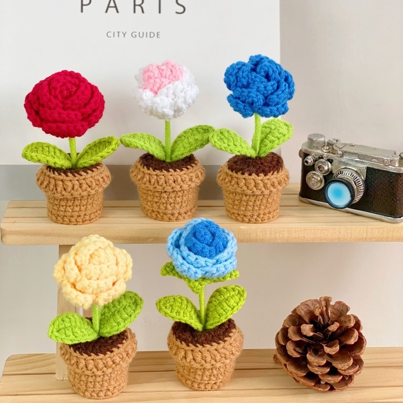 Plantă mică în ghiveci cu flori croșelate artificiale, ornament decorativ cadou drăguț