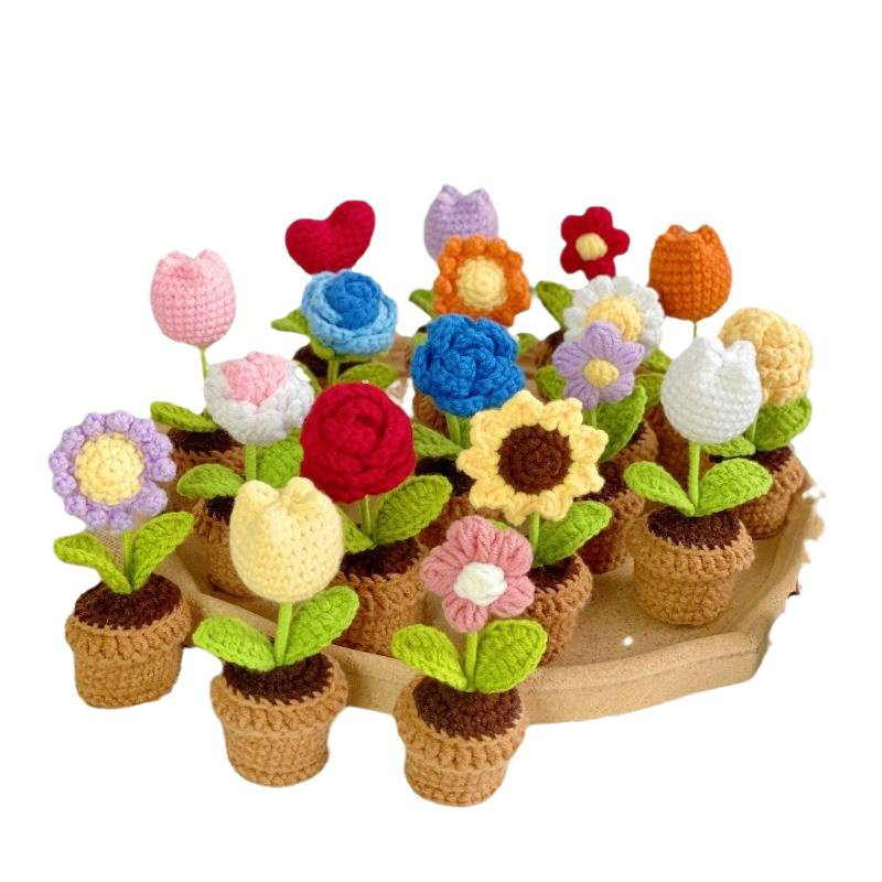Plantă mică în ghiveci cu flori croșelate artificiale, ornament decorativ cadou drăguț
