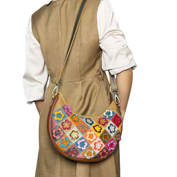 Geantă de damă din piele naturală, în formă de semilună, cu patchwork din piele de bovină și motiv cu floare de prune