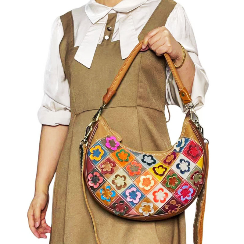 Geantă de damă din piele naturală, în formă de semilună, cu patchwork din piele de bovină și motiv cu floare de prune