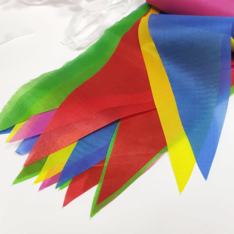 Steaguri triunghiulare colorate - Personalizabile pentru decoruri în aer liber la nunți, grădinițe și sărbători corporative
