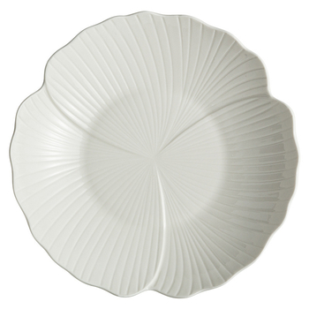 Farfurie albă din ceramică pentru masă occidentală – farfurie mare plată, farfurie puțin adâncă, farfurie pentru fructe, farfurie pentru tort; formă neregulată; stil japonez.