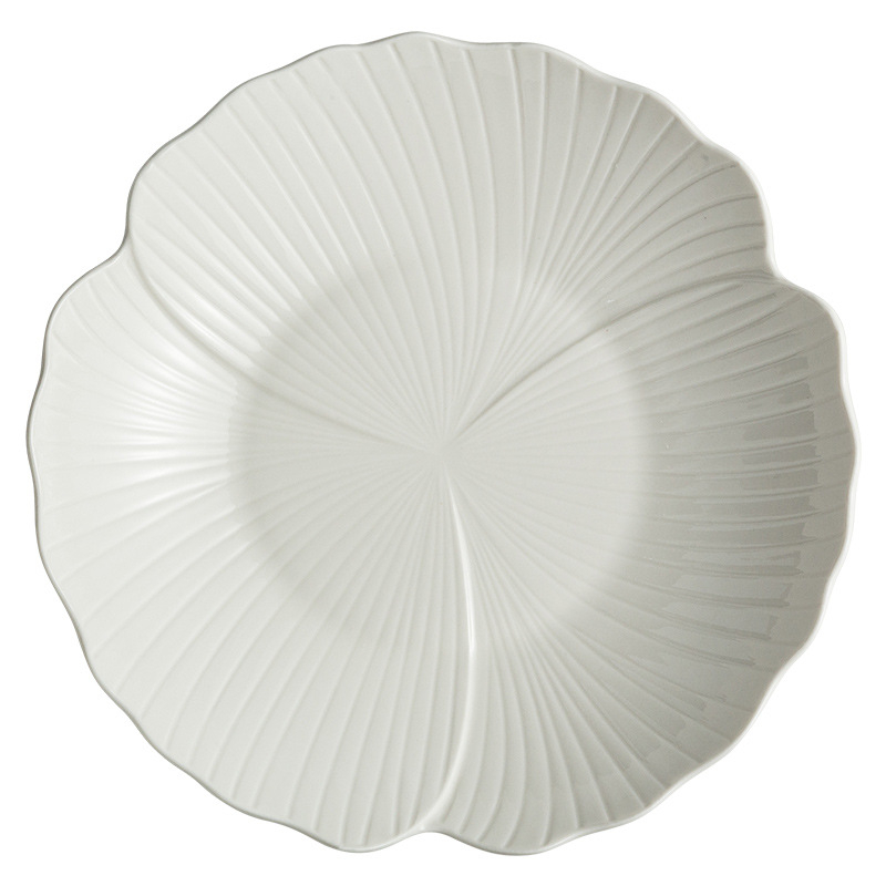 Farfurie albă din ceramică pentru masă occidentală – farfurie mare plată, farfurie puțin adâncă, farfurie pentru fructe, farfurie pentru tort; formă neregulată; stil japonez.