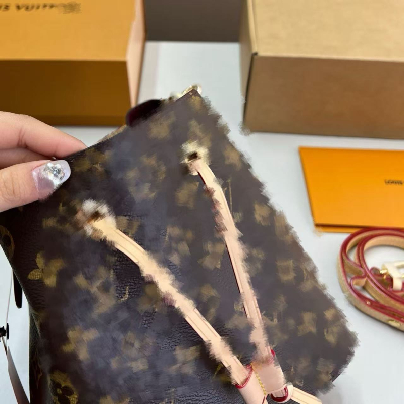 Geantă bucket din piele naturală, capacitate mare, multifuncțională, curea pentru umăr sau crossbody.