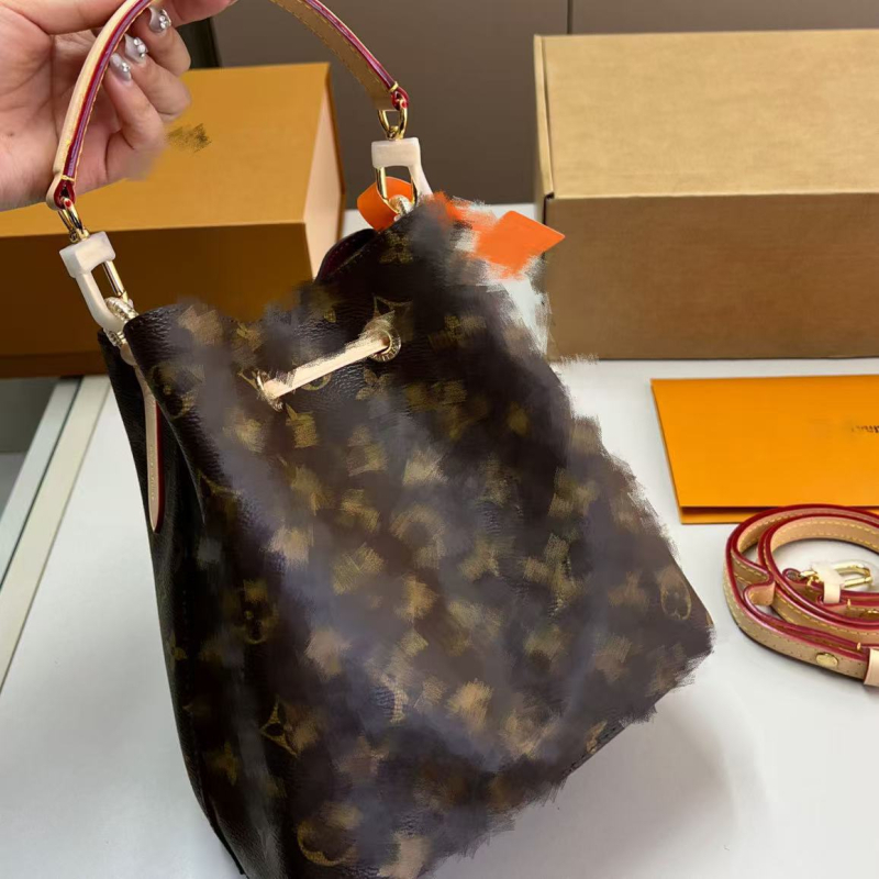 Geantă bucket din piele naturală, capacitate mare, multifuncțională, curea pentru umăr sau crossbody.