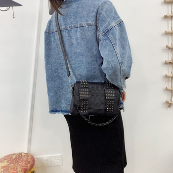 Geantă de damă mică, crossbody, cu lanț retro și elemente cu craniu