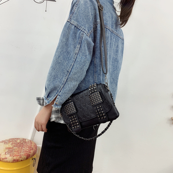Geantă de damă mică, crossbody, cu lanț retro și elemente cu craniu