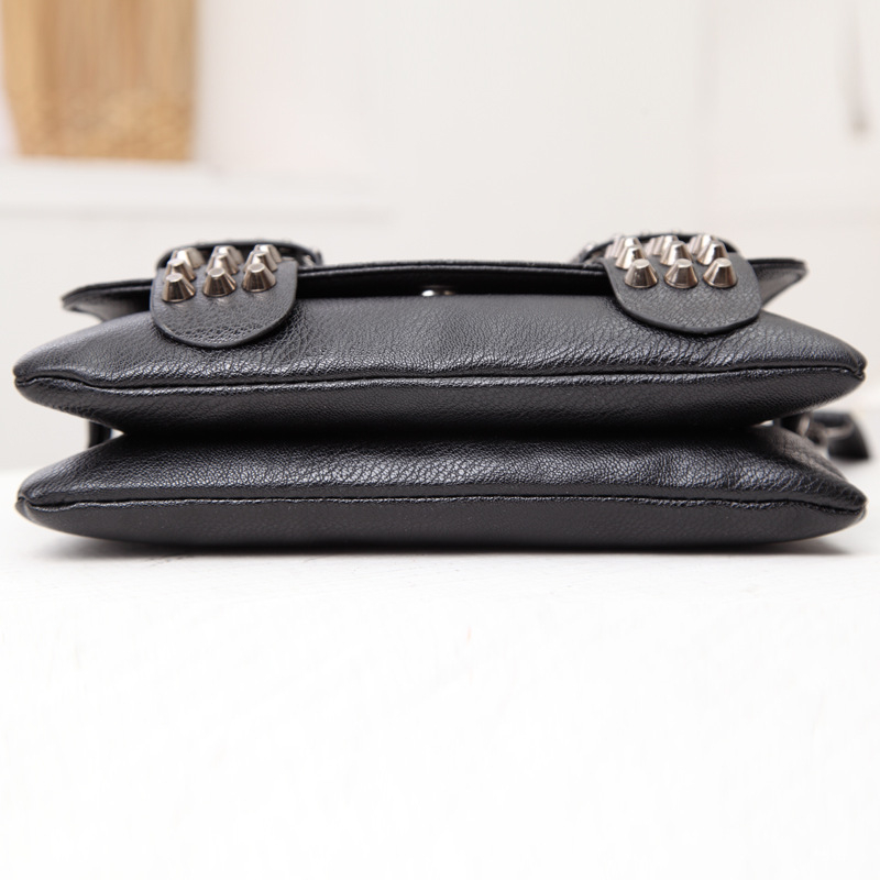 Geantă de damă mică, crossbody, cu lanț retro și elemente cu craniu