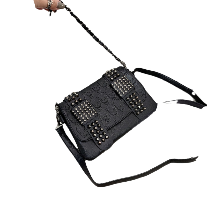Geantă de damă mică, crossbody, cu lanț retro și elemente cu craniu