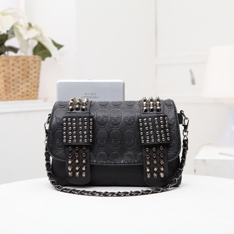 Geantă de damă mică, crossbody, cu lanț retro și elemente cu craniu