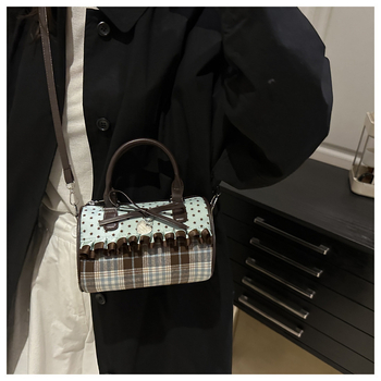 Geantă Boston în nuanțe mentă și negru, funda din dantelă și patchwork, purtare în mână sau pe umăr, imprimeu cu buline