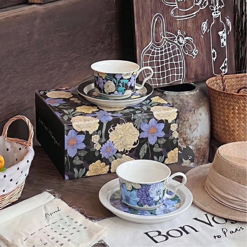 Set cadou ceramic: ceașcă de cafea și farfurioară cu motive florale în stil cerneală