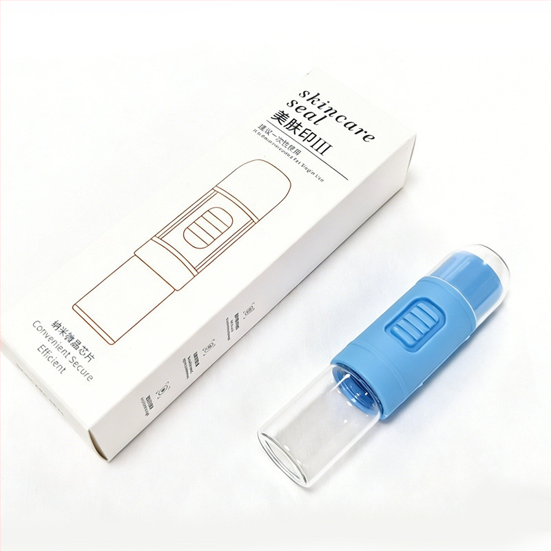 Dispozitiv transdermal cu nano‑cristale pentru față, portabil pentru uz casnic, cu pulbere liofilizată și ser cu luciu apos