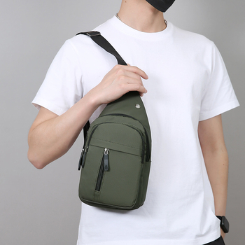 Geantă de piept pentru bărbați, crossbody, ușoară, cu capacitate mare pentru sport și navetă