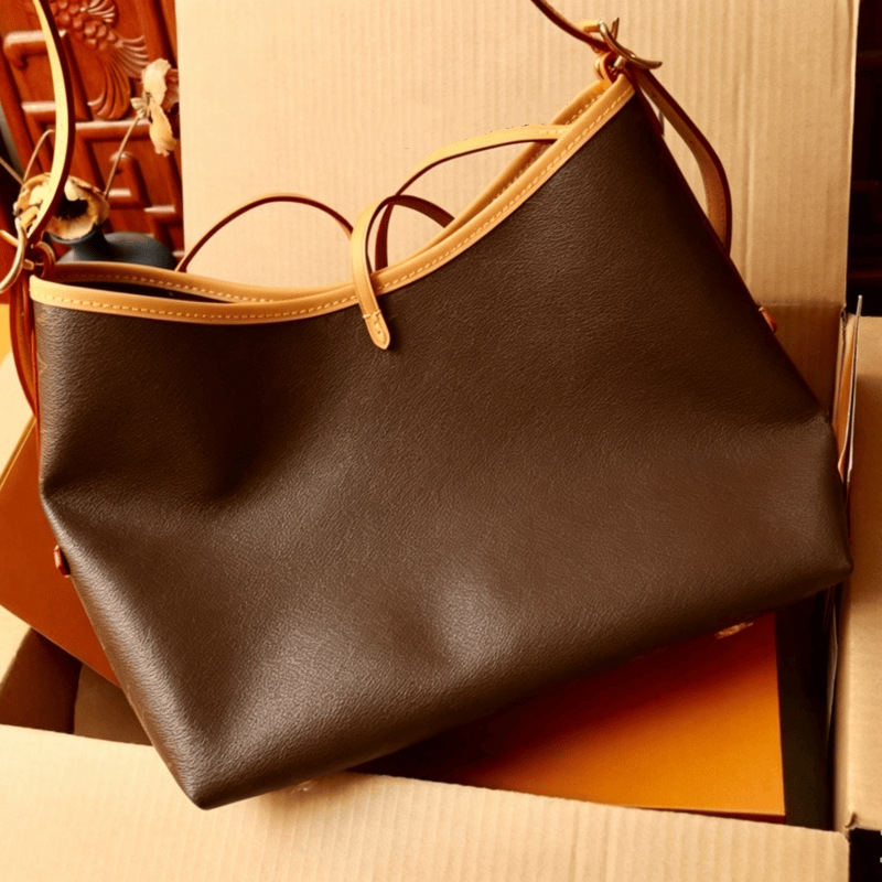 Geantă tote din piele naturală cu monogram, însoțită de un plic asortat, versatilă pentru mână, umăr sau crossbody.