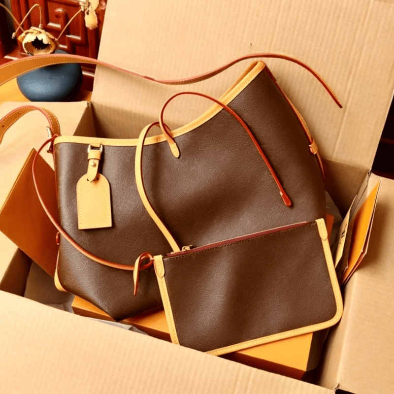 Geantă tote din piele naturală cu monogram, însoțită de un plic asortat, versatilă pentru mână, umăr sau crossbody.
