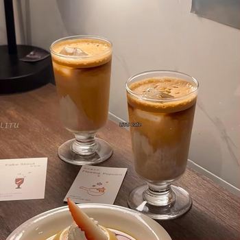 Štýlový sklenený pohár na nápoje: ľadové latte, kávu a džúsy
