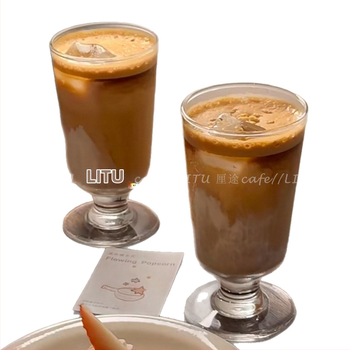 Štýlový sklenený pohár na nápoje: ľadové latte, kávu a džúsy