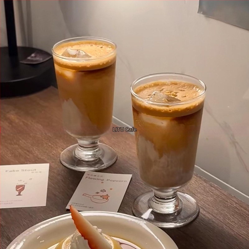 Štýlový sklenený pohár na nápoje: ľadové latte, kávu a džúsy